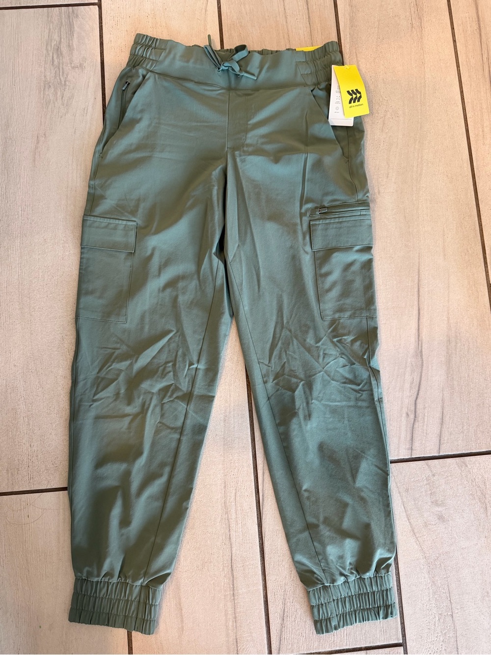 4 pairs of active pants in size Medium